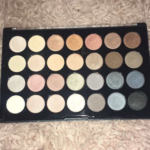 Essential eyes 28 color eyeshadow palette - Picture 2 of 5